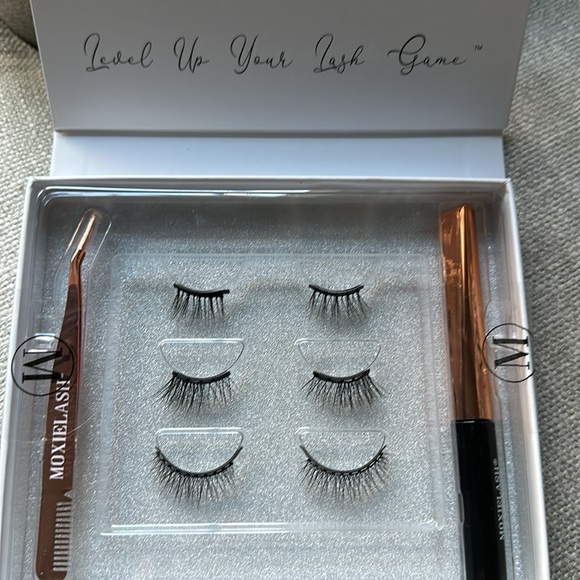 Moxie Lash Natural Kit - Picture 2 of 2